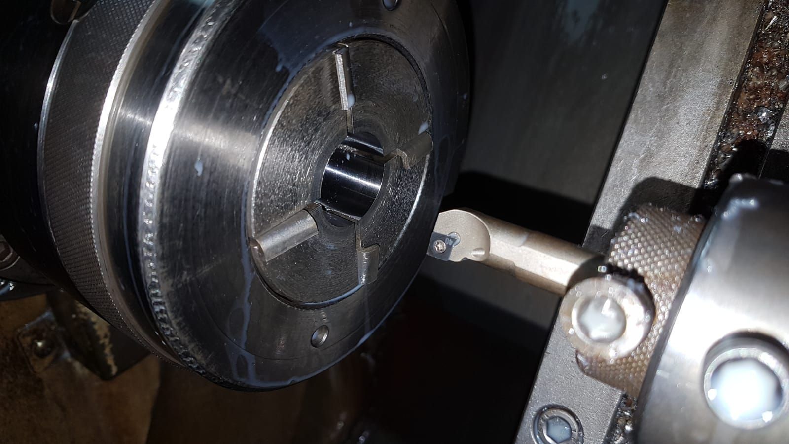 Eine Maschine schneidet ein Stück Metall auf einer Drehbank.