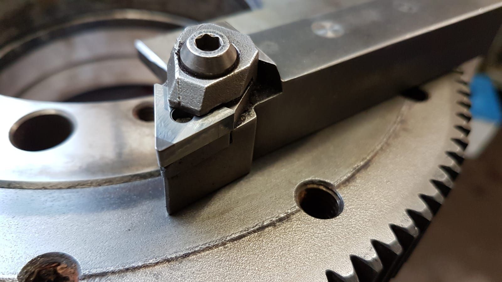 Eine Nahaufnahme von einem Metallwerkzeug auf einem Zahnrad