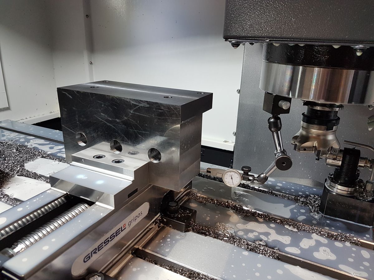 Eine Maschine schneidet ein Stück Metall.