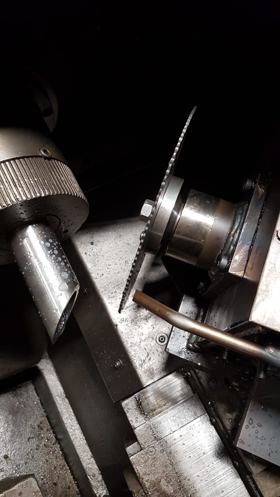 Eine Drehbank wird zum Schneiden eines Metallstücks verwendet.