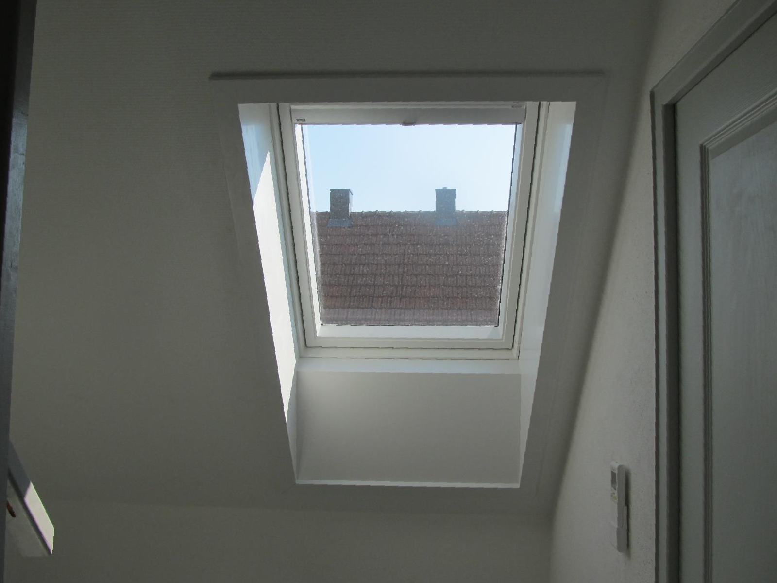 Pose de fenêtre de toit