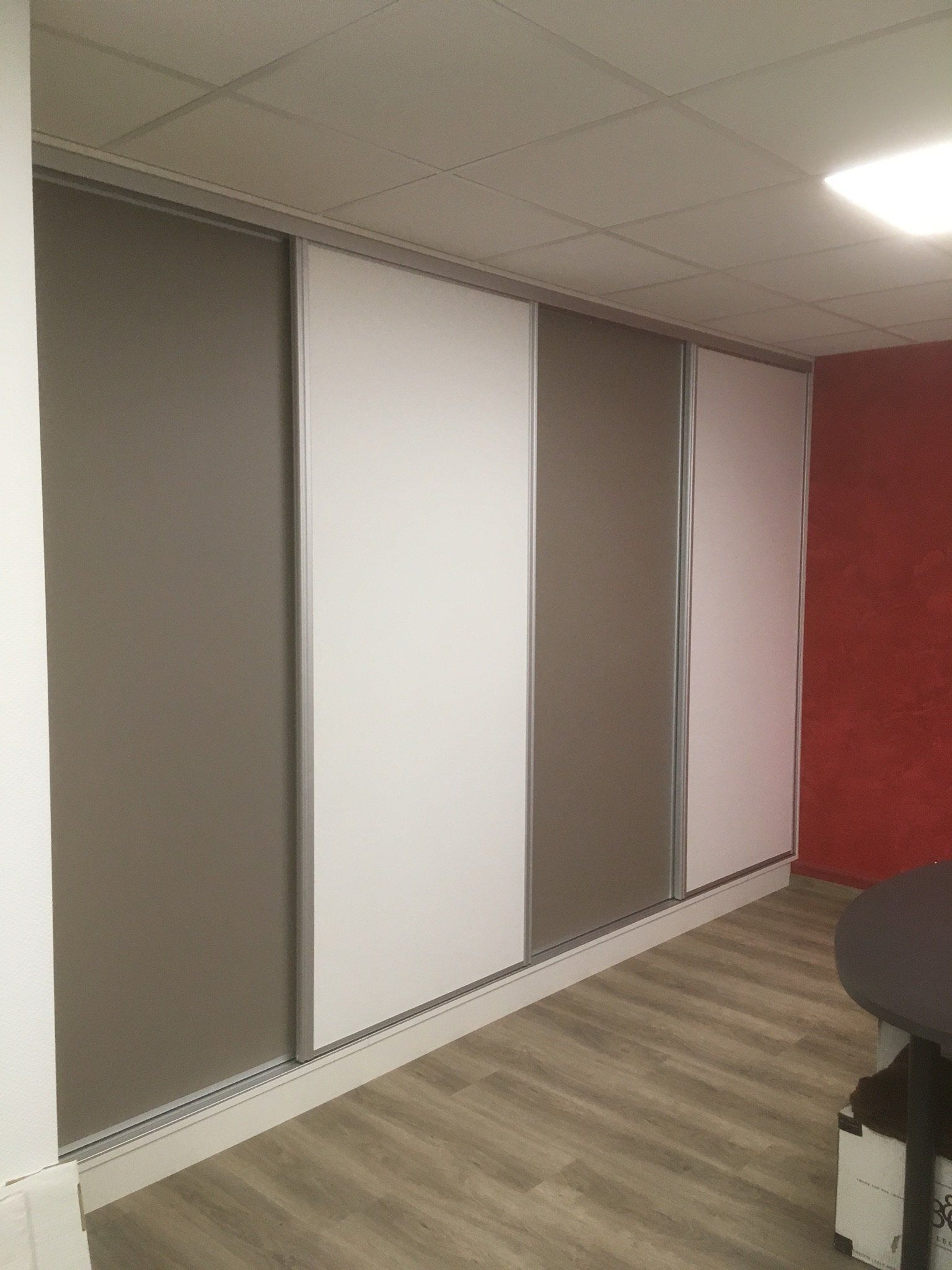 Pose de placards coulissants