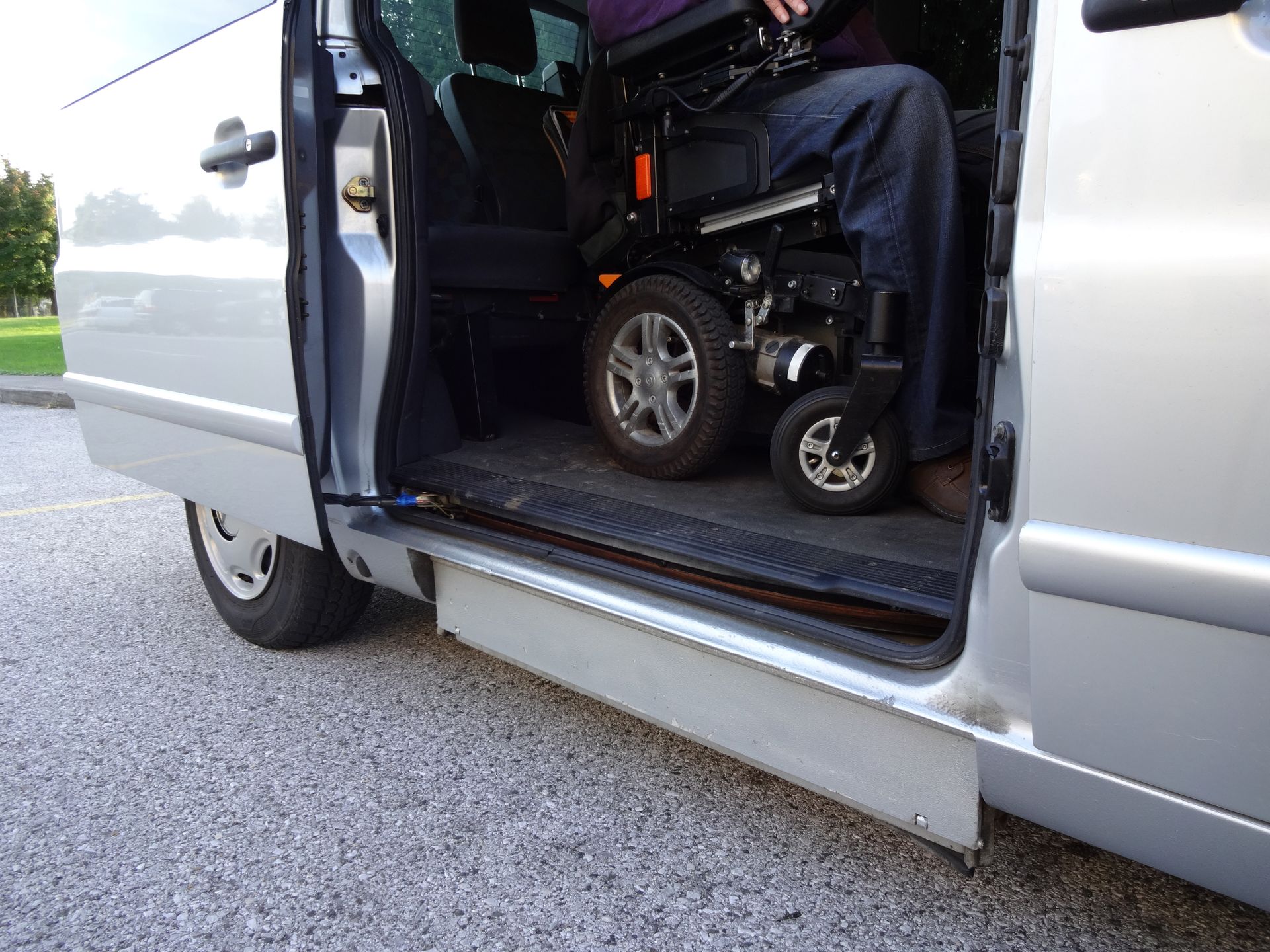 Une personne en fauteuil roulant se trouvant à l'intérieur d'une camionnette.