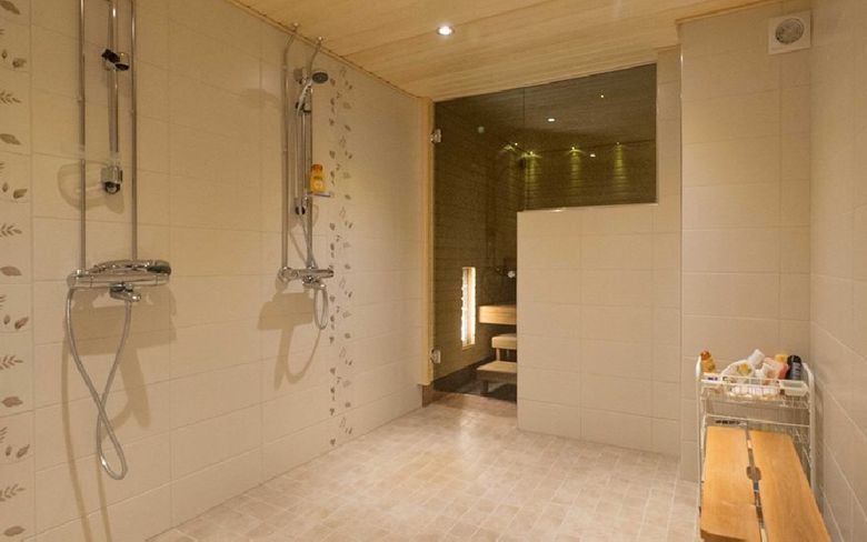 Remontoitu kylpyhuone ja sauna