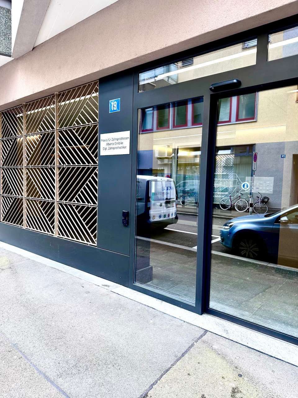 Zahnprothetik Orribile, lächelnde Patientin mit Zahnarztwerkzeug im Mund