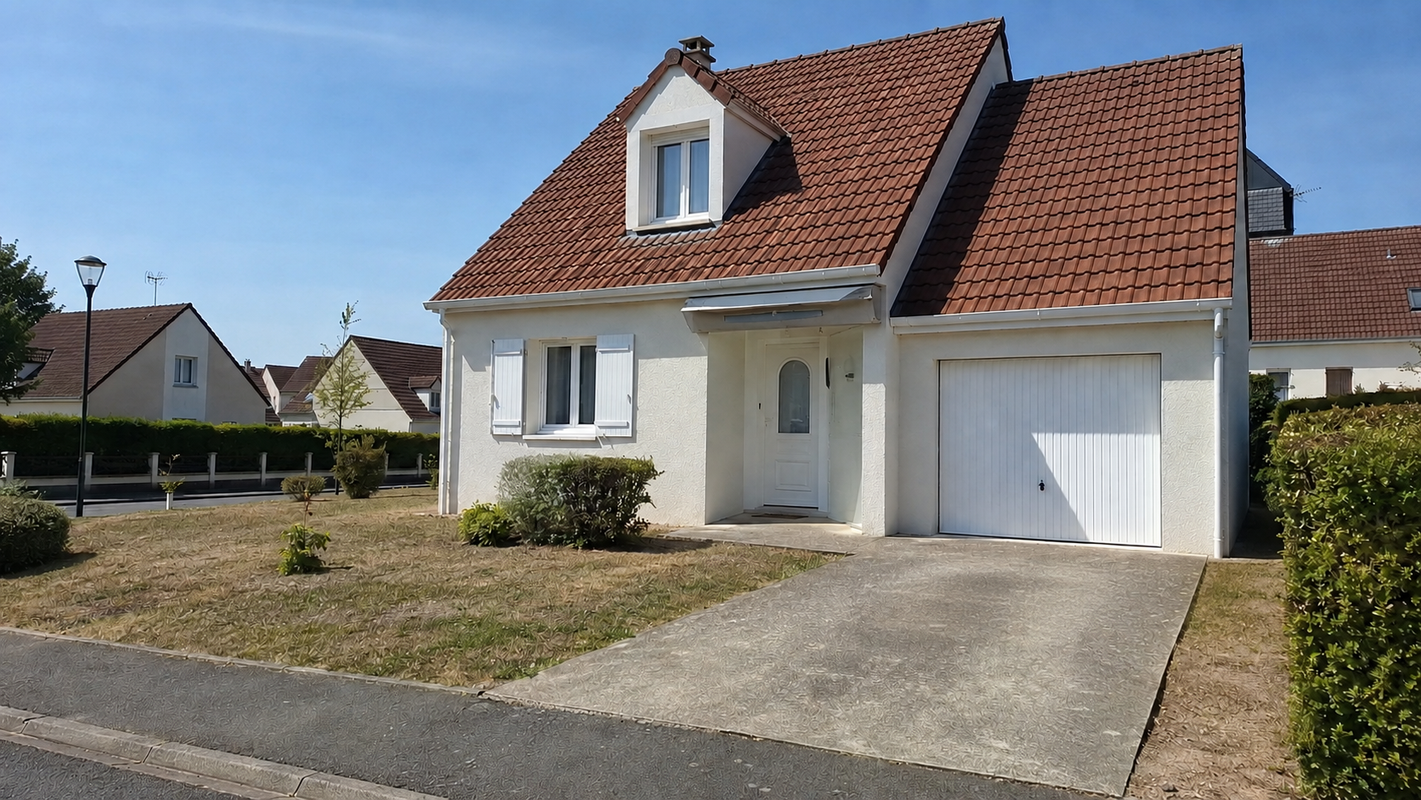 Maison de banlieue avec toit de tuiles rouges, garage blanc et allée sous un ciel bleu