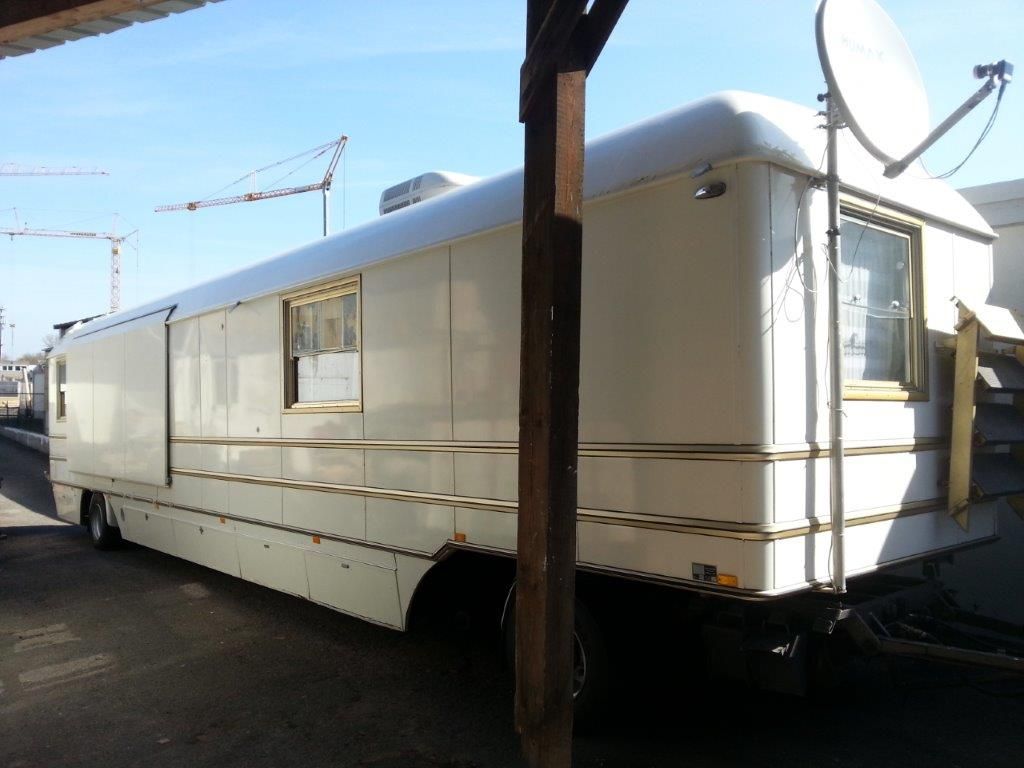 Ein weißer Anhänger mit einer Satellitenschüssel darauf