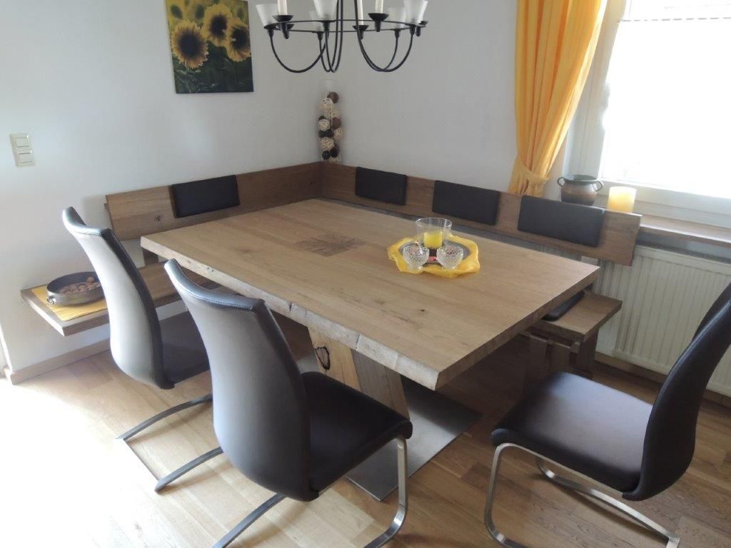 Ein Esszimmer mit einem Holztisch und Stühlen