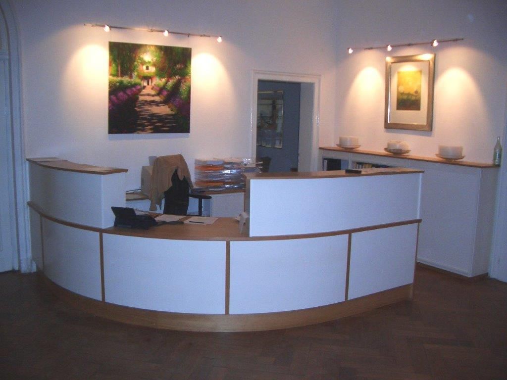 Eine Rezeption mit einem Gemälde an der Wand darüber