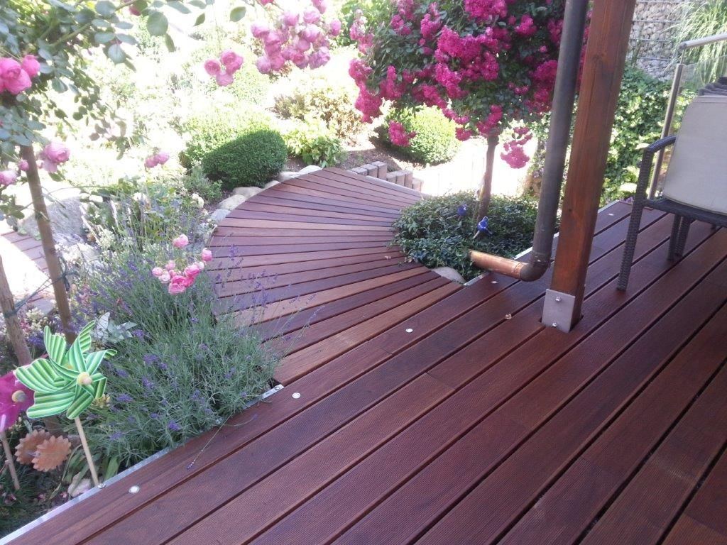 Ein Holzdeck mit Treppe