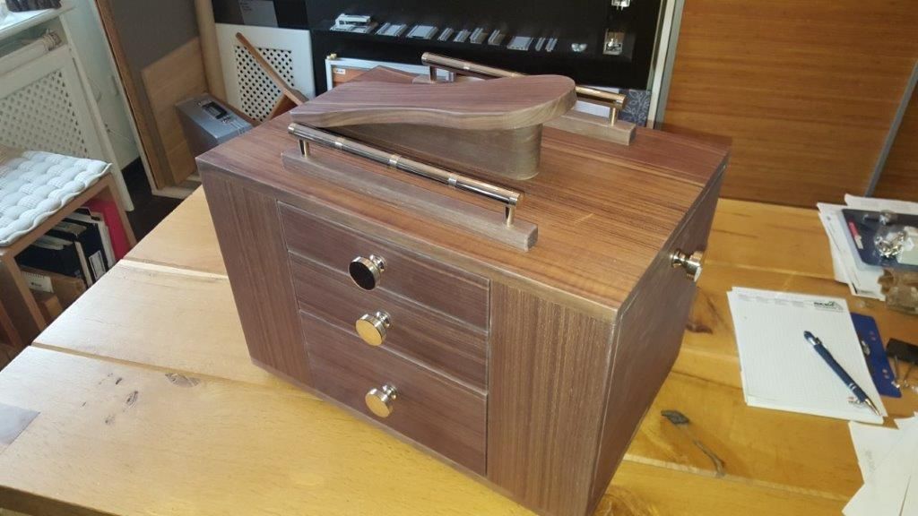 Auf einem Holztisch steht eine Holzkiste.