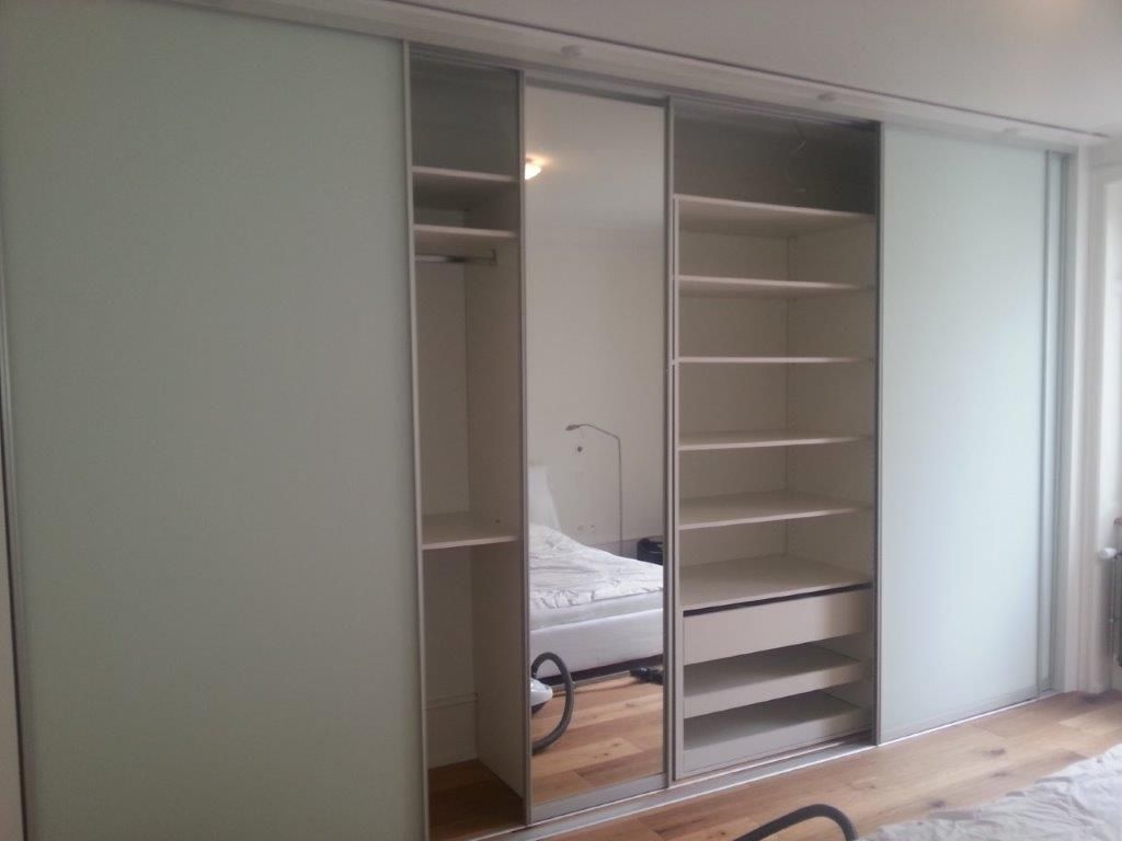 Ein Schlafzimmer mit Schiebespiegel