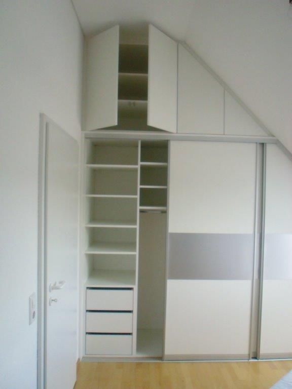 Ein Schrank mit Dachschräge und Schiebetüren