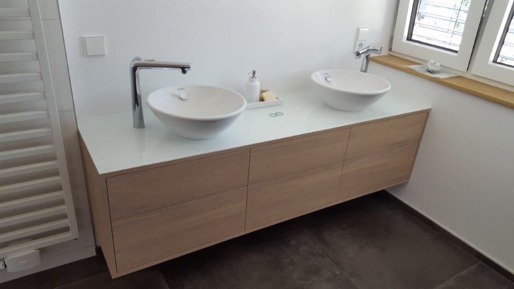 Ein Badezimmer mit zwei Waschbecken und einem Fenster.