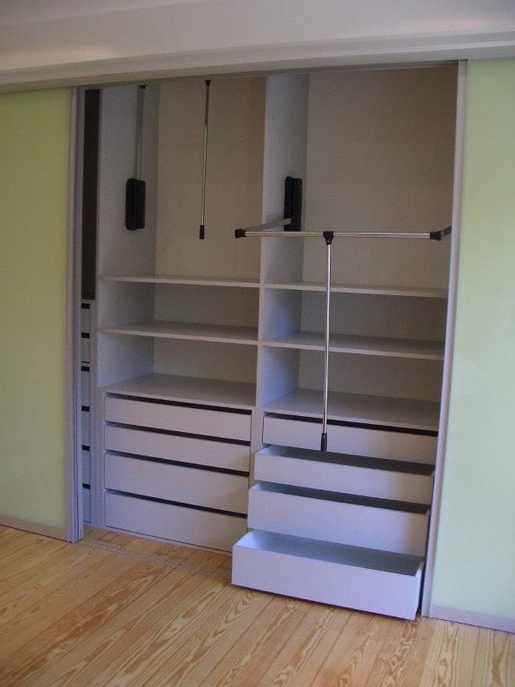 Ein Schrank mit vielen Schubladen und Regalen