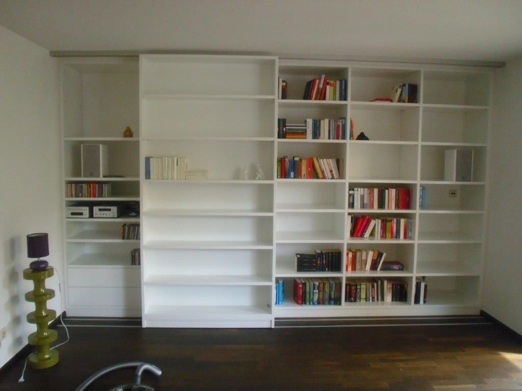 Ein Wohnzimmer mit einem großen Bücherregal