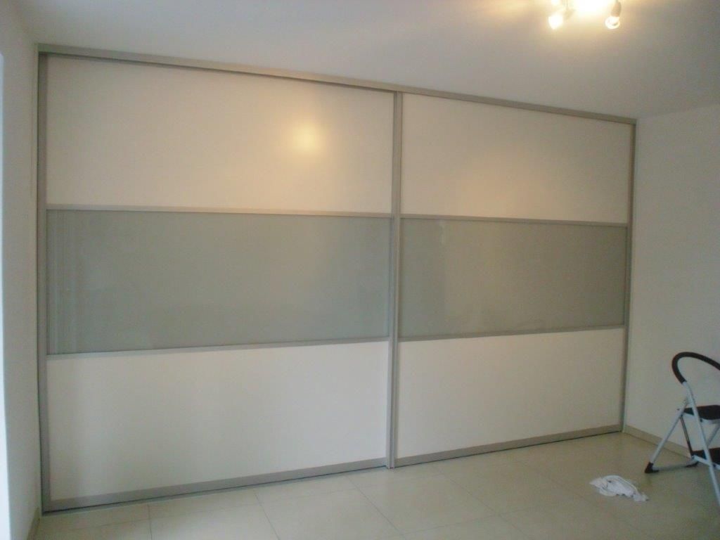 Ein Raum mit Glasschiebetüren und einer Leiter