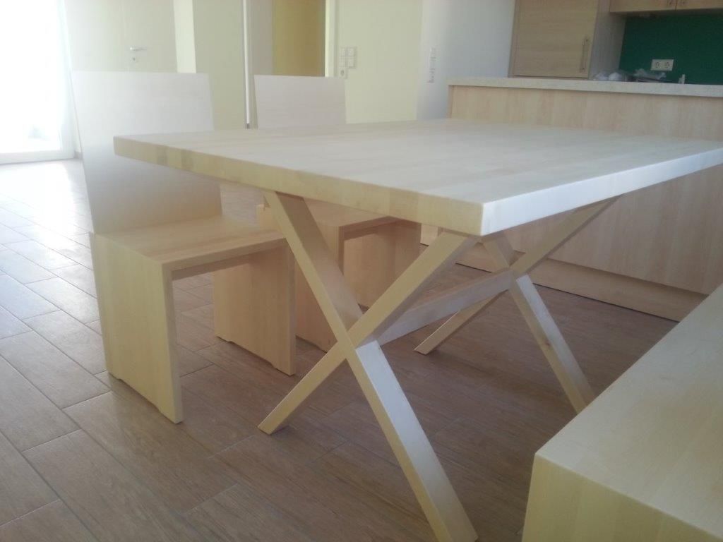 Ein Holztisch und Bänke in einer Küche