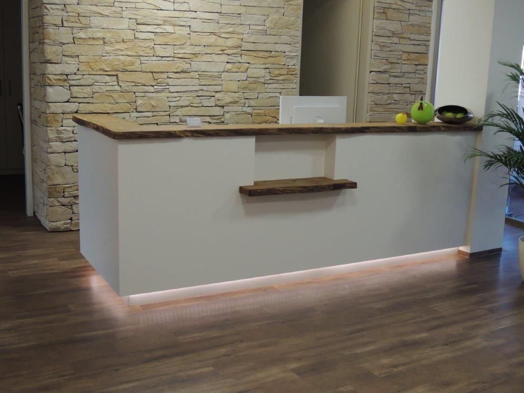 Eine Rezeption in einem Raum mit einer Ziegelwand.