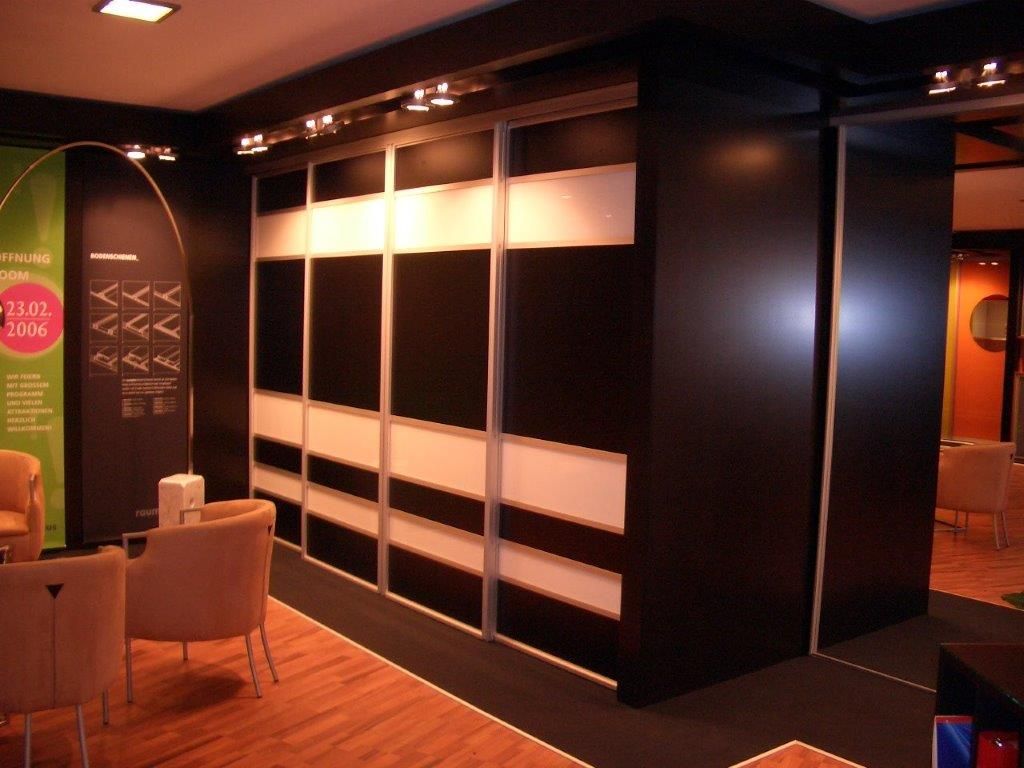 Ein Raum mit Schiebetüren