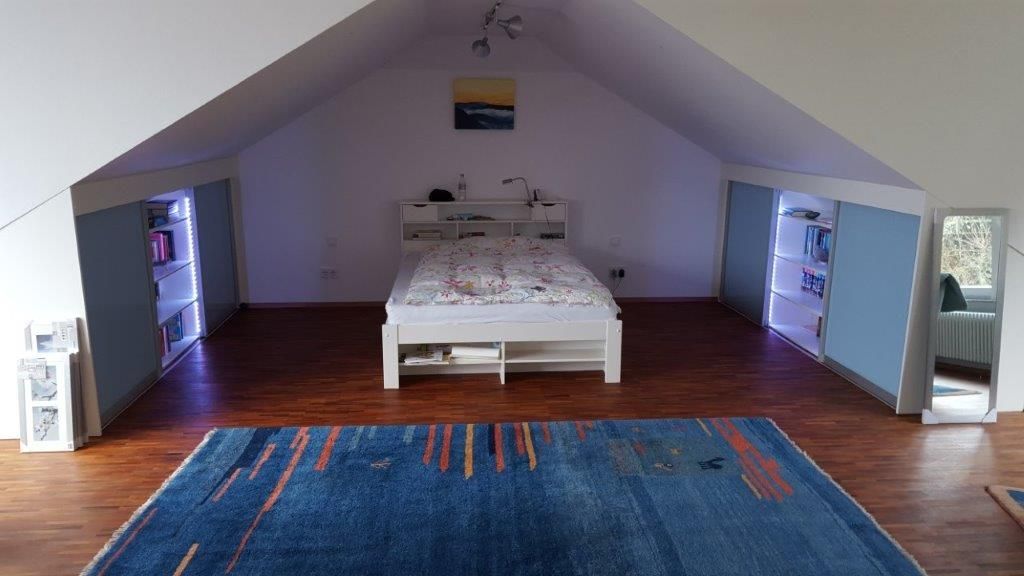 Ein Schlafzimmer mit Schiebetüren im Kniestock