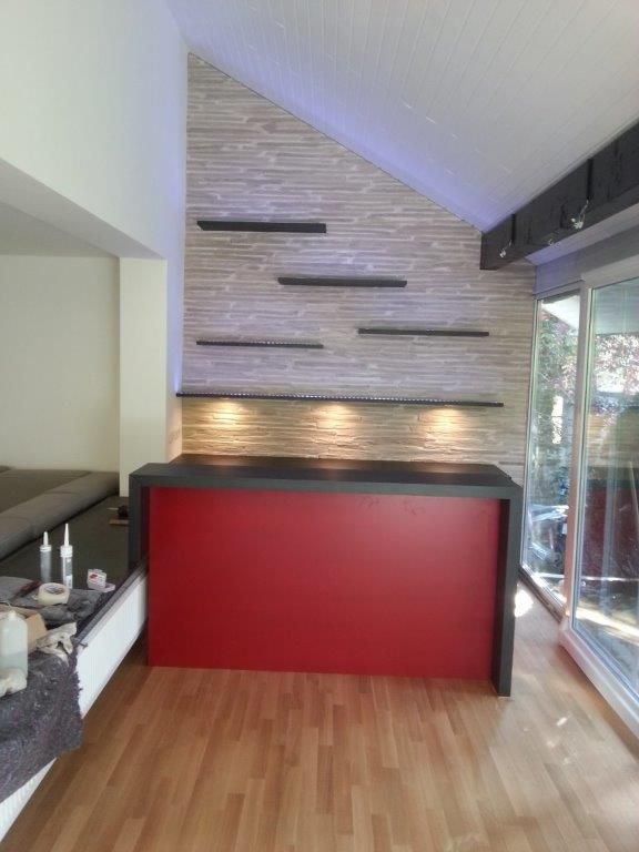 Ein Wohnzimmer mit einer roten Theke und einer Backsteinwand