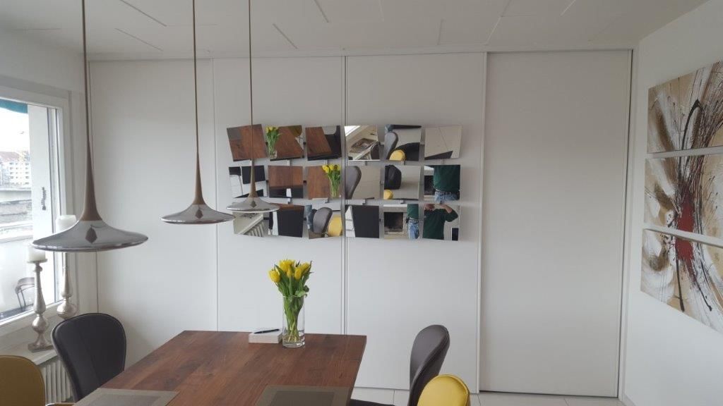 Ein Esszimmer mit Schiebetüren