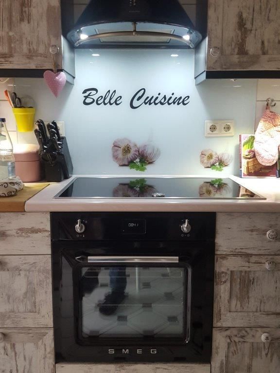 Eine Küche mit einem Herd und einem Schild mit der Aufschrift „Belle Cuisine“