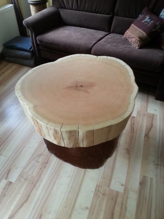 Ein Holztisch in einem Wohnzimmer neben einer Couch