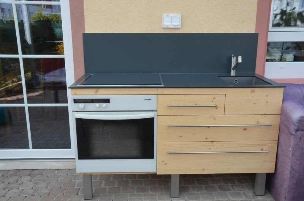 Eine Küche mit Herd und Spüle