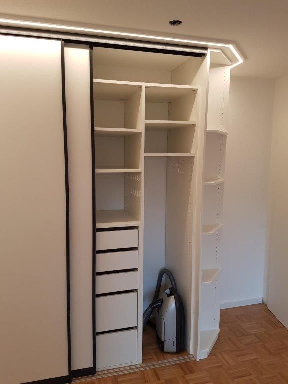 Schrankanlage mit Dekoregal