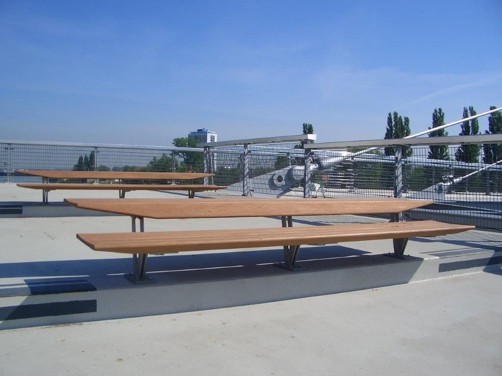 Eine Reihe von hölzernen Picknicktischen