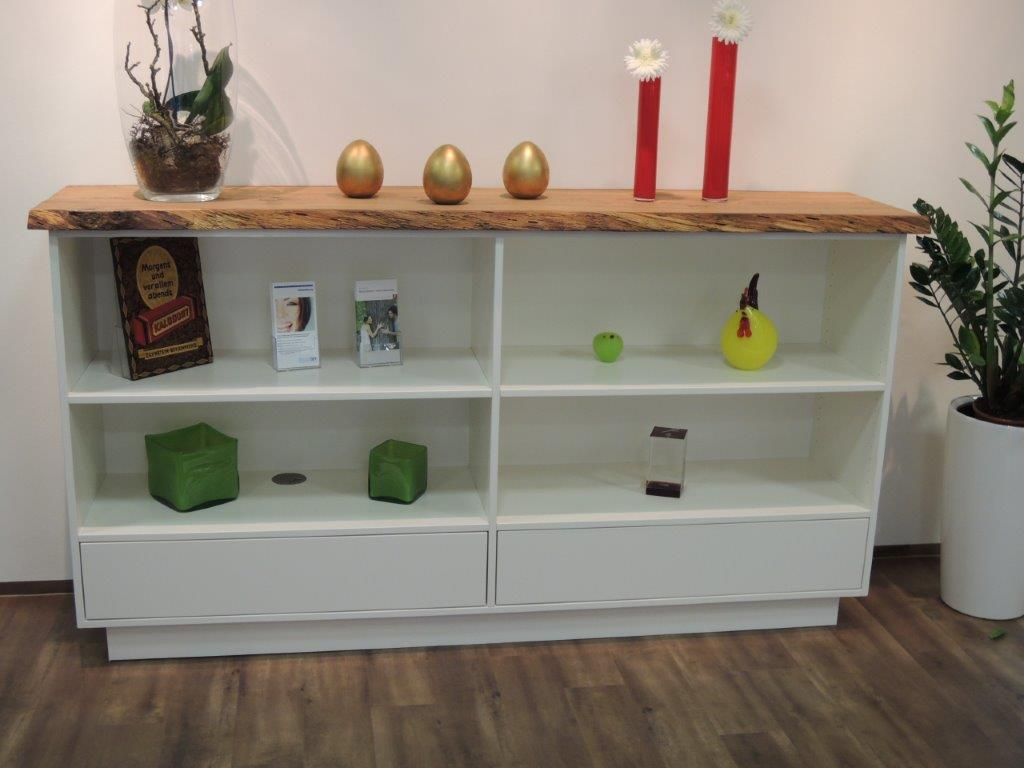 Ein weißes Regal mit Dekoration