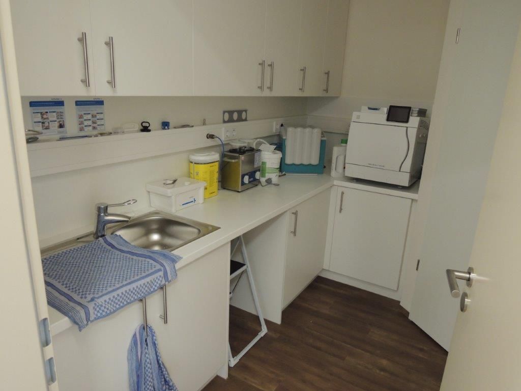 Eine Küche mit weißen Schränken