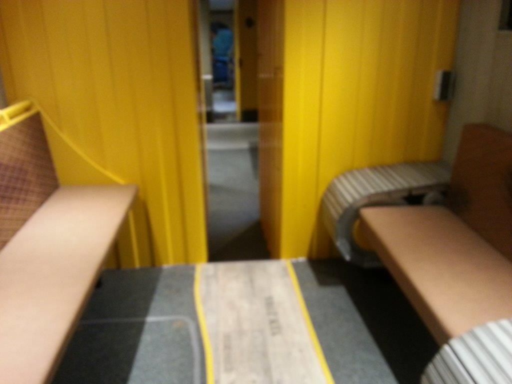 Ein Raum mit gelben Wänden und einem Holzboden