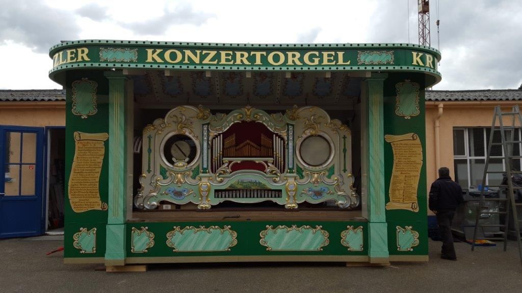 Ein grünes Gebäude mit dem Wort Konzertorgel darauf