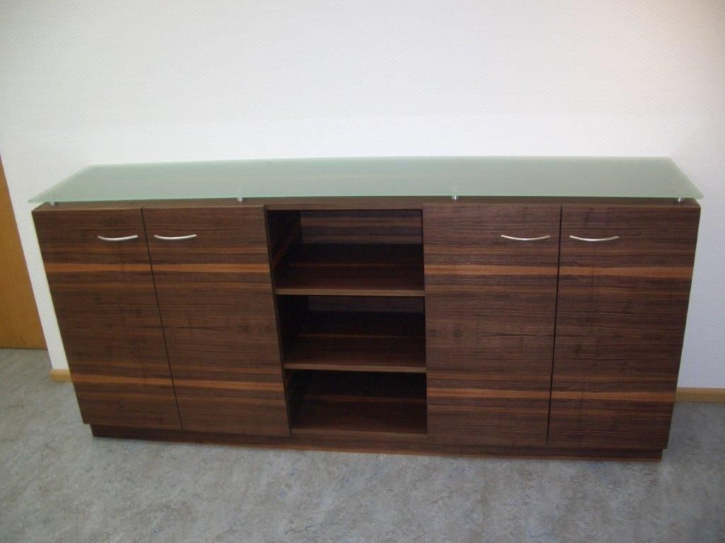Ein Holzschrank mit Glasplatte und Regalen