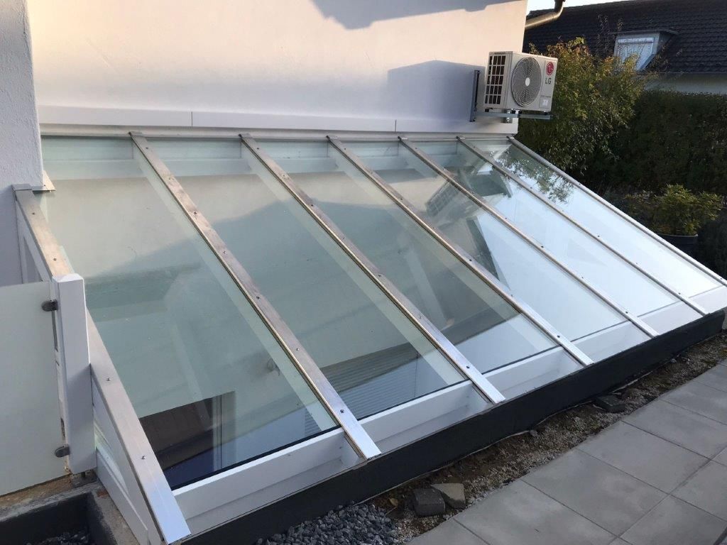 Ein weißes Gebäude mit einem Glasdach