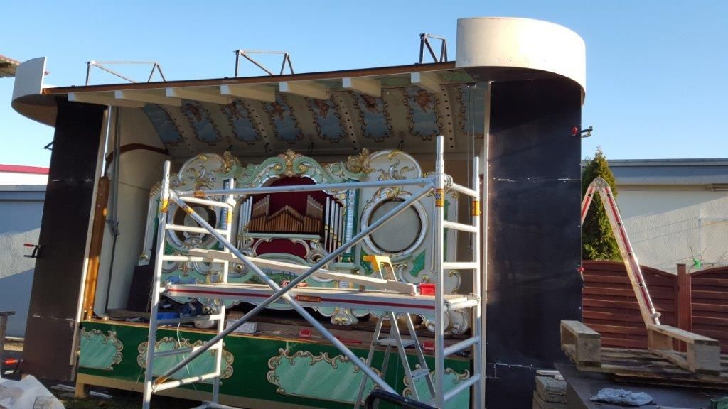 Es wird ein Karussell mit Gerüst darum herum aufgebaut.