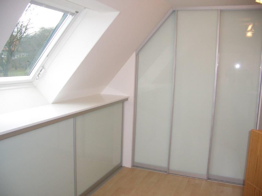 Ein Raum mit Glasschiebetüren und einem Fenster