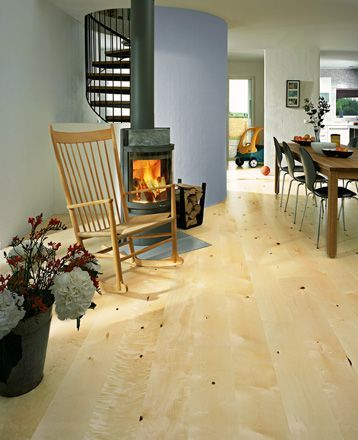 Ein Wohnzimmer mit Schaukelstuhl und Kamin