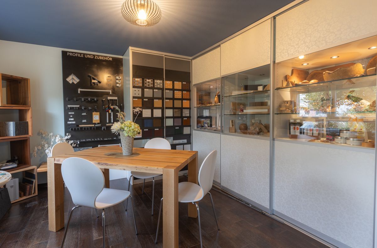 Im Zimmer mit Tisch und Stühlen.