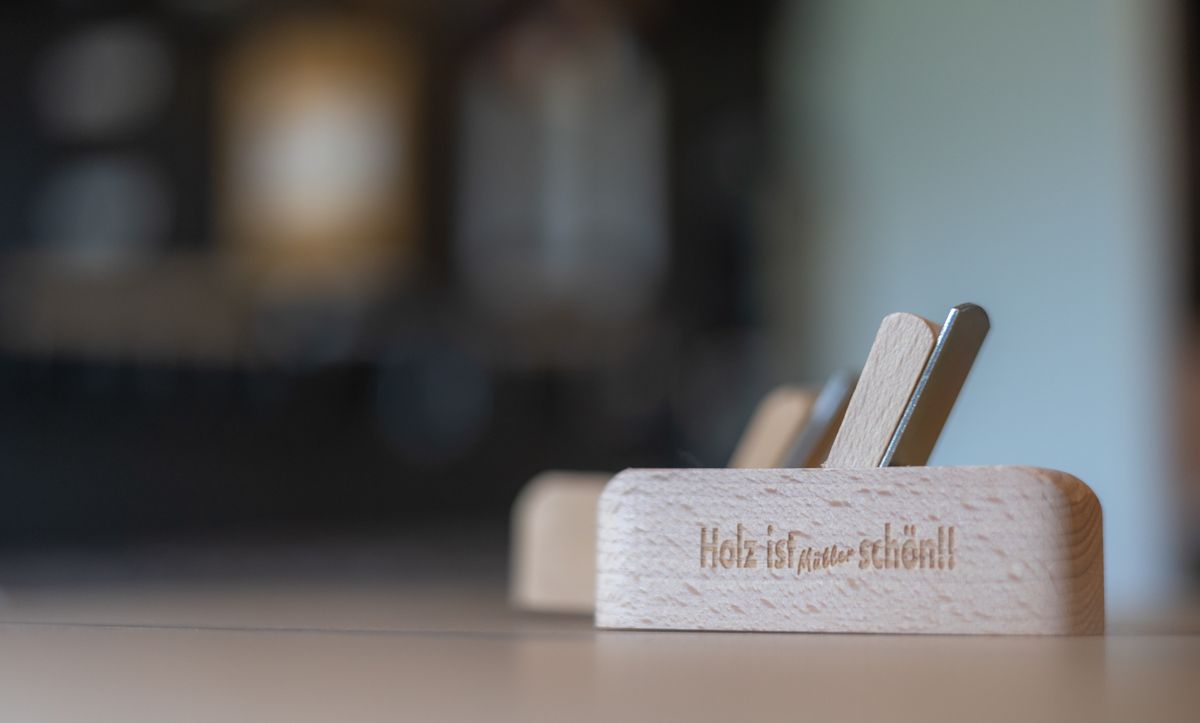 Auf einem Tisch steht ein kleiner Hobel