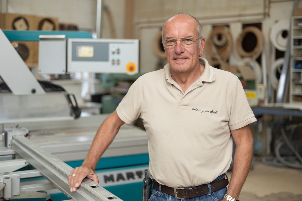 Ein Mann steht vor einer Maschine, auf der „Marte“ steht