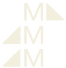 Ein weißes Logo mit drei Dreiecken und dem Buchstaben M auf weißem Hintergrund.