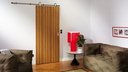 Ein Wohnzimmer mit Schiebetür und Couch