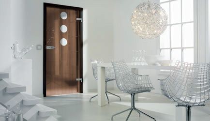 Ein Esszimmer mit einem Tisch und Stühlen und einer Tür.