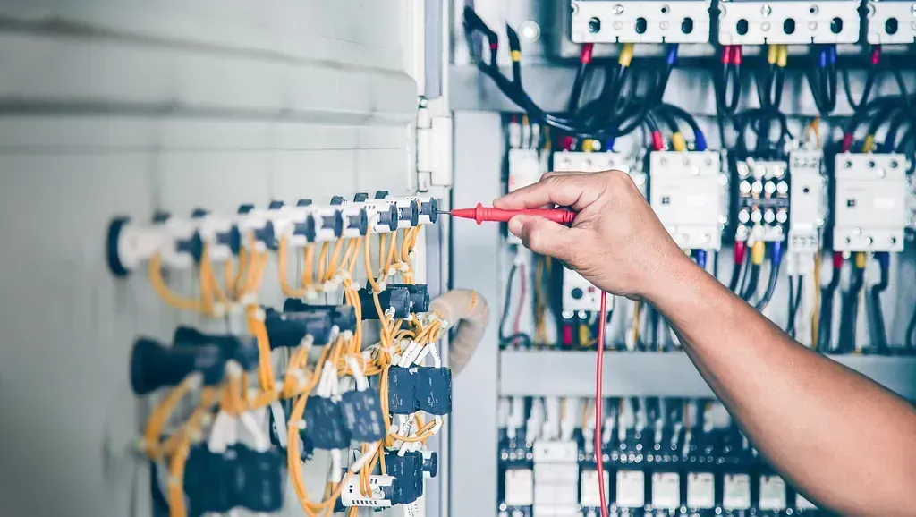 Una persona sostiene un disyuntor en su mano.
