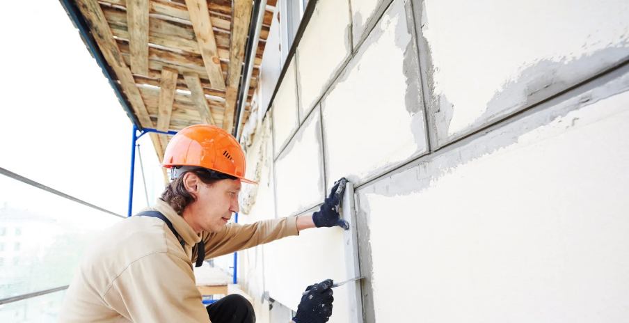 Un employé ravale une façade