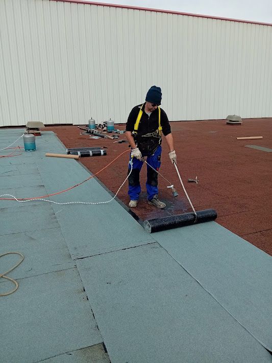 Gros plan sur les pieds d'un employé en tenue de travaux